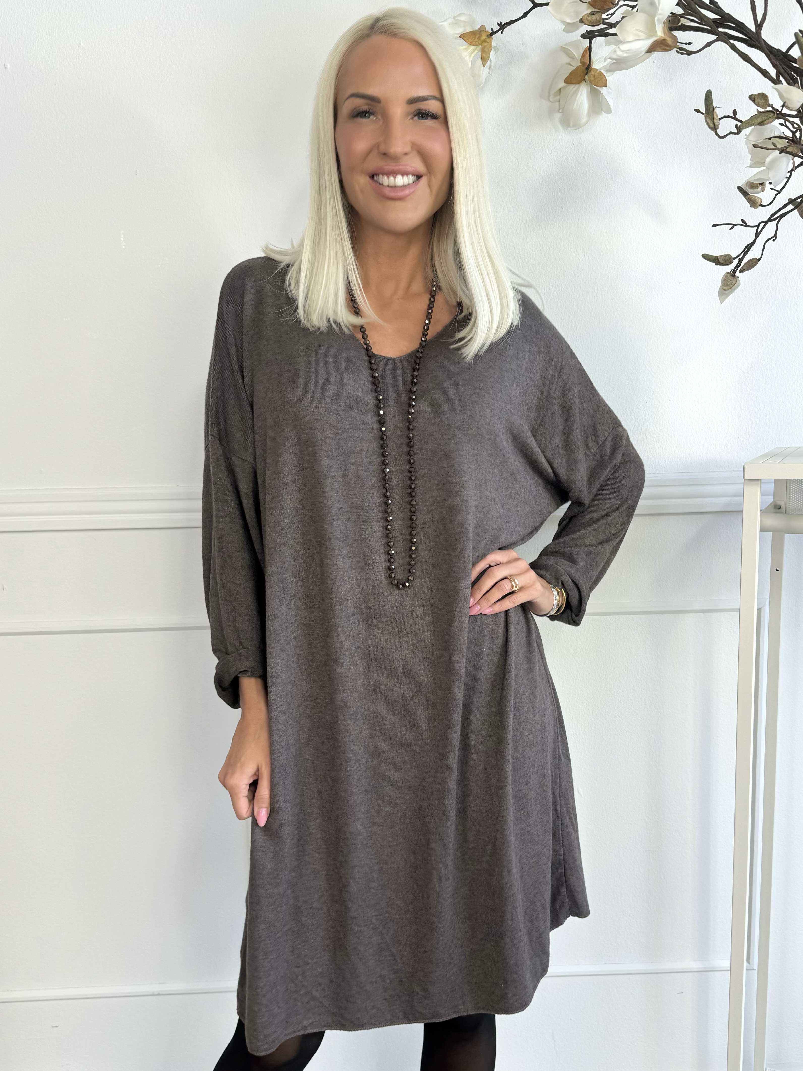 Djamila Long - Klänning i megamjuk viskos med v-ringning